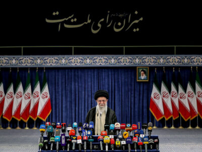 رهبر انقلاب: جمهوری اسلامی قوامش به حضور مردم است/ حضور مردم امری لازم و ضروری است