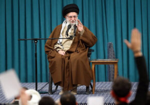رهبر انقلاب: دفاع از حریم‌های مقدس برای حاج قاسم سلیمانی یک اصل بود/ او ایران را هم حرم اطلاق می‌کرد
