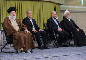 رهبر انقلاب: حواسمان باشد؛ پشت لبخندهای دیپلماسی، دشمنی‌های پنهانی نهفته است