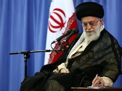 رهبر انقلاب: پرداختن به بخش های حاشیه ای ولی مهم و تاثیرگذار دفاع مقدس کار لازمی است