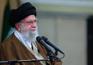 حضرت آیت الله خامنه‌ای: دستگاه‌های دولتی و نظارتی نباید سرعت‌گیر بخش خصوصی باشند